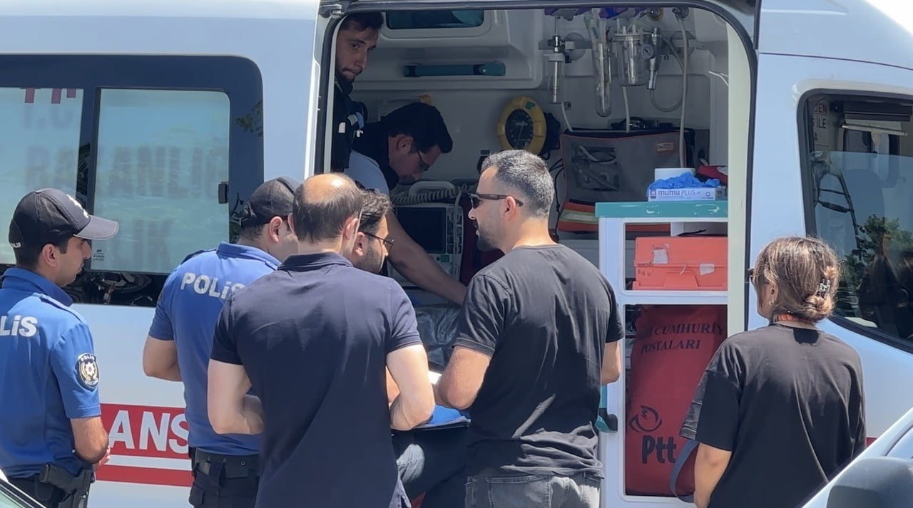 BEŞİKTAŞ SAHİLİ AÇIKLARINDA VAPURDAKİ YOLCULAR TARAFINDAN DENİZDE HAREKETSİZ ŞEKİLDE DURAN VE...