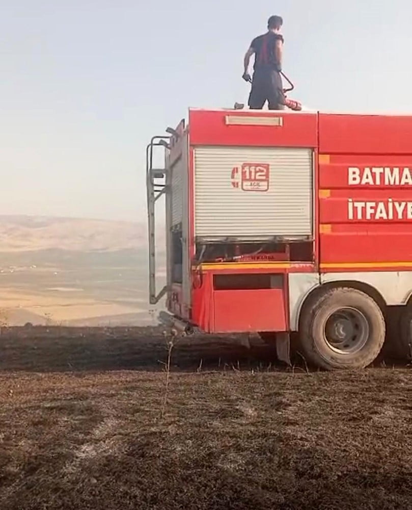 BEŞİRİ İLÇESİNDE ÇIKAN ANIZ YANGINI, İTFAİYENİN MÜDAHALESİYLE BÜYÜMEDEN...