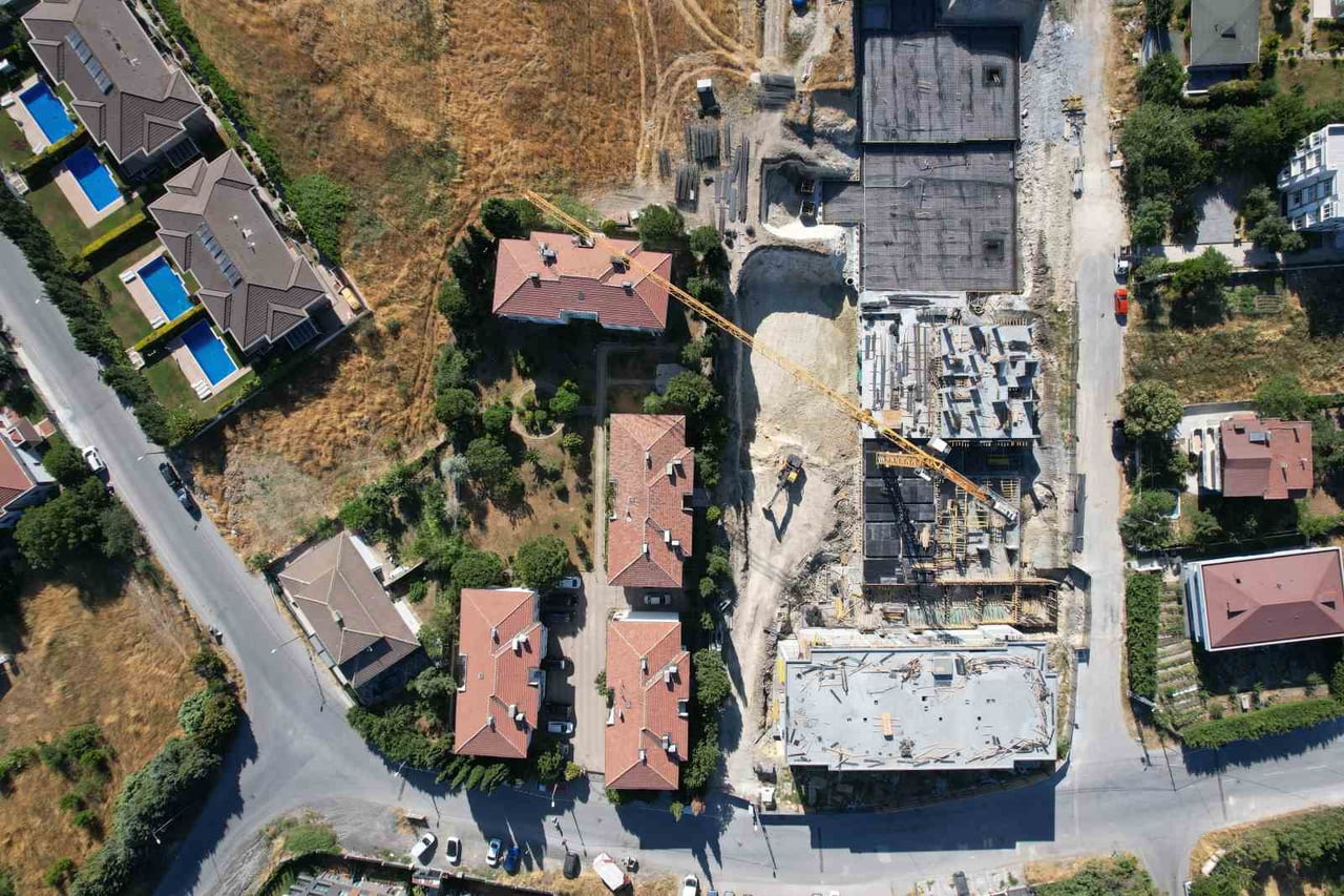BEYLİKDÜZÜ'NDE İMAR PLANINDA YAPILAN DEĞİŞİKLİĞİN ARDINDAN 30 HANELİK SİTENİN SU VE DOĞALGAZ...