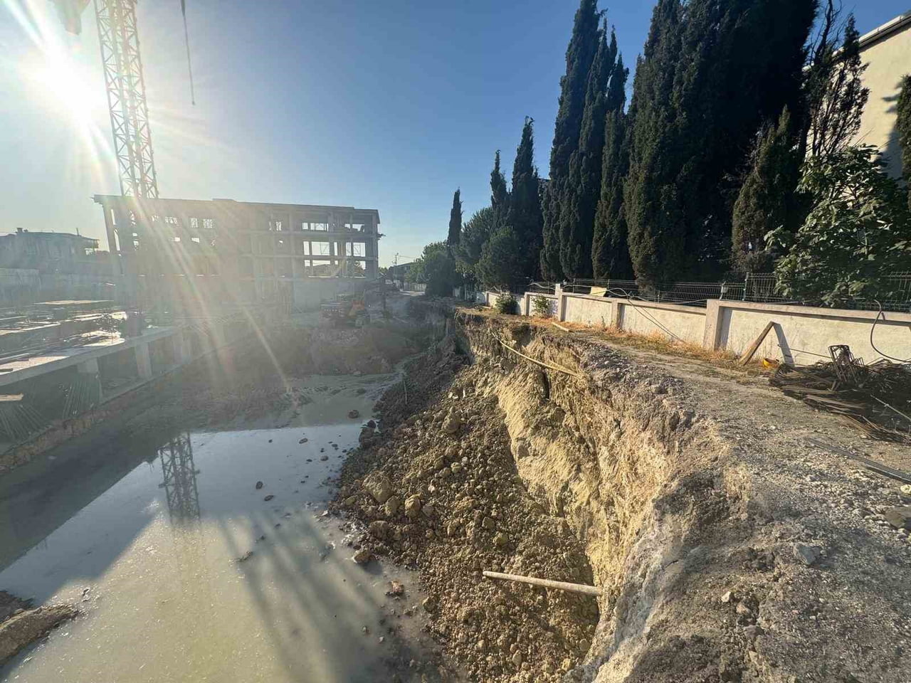 BEYLİKDÜZÜ'NDE İMAR PLANINDA YAPILAN DEĞİŞİKLİĞİN ARDINDAN 30 HANELİK SİTENİN SU VE DOĞALGAZ...