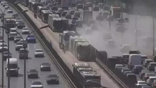 Beylikdüzü'nde seyir halindeki metrobüsten dumanlar yükseldi