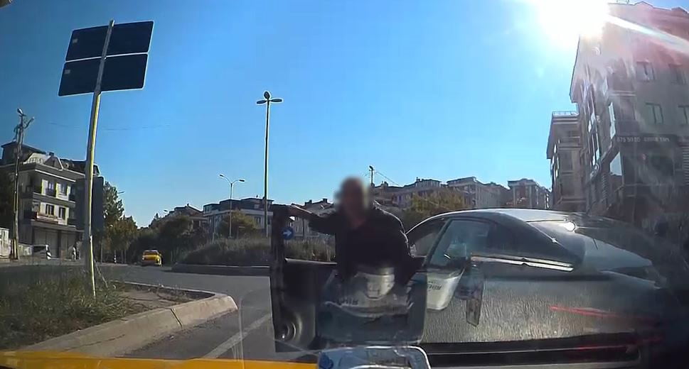 BEYLİKDÜZÜ'NDE TRAFİK MAGANDASI TAKSİCİNİN ÖNÜNÜ KESİP ARACINI YUMRUKLADI