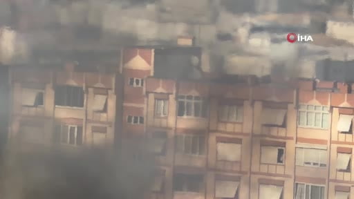 Beylikdüzü’nde ortaokulun çatısı alevlere teslim oldu