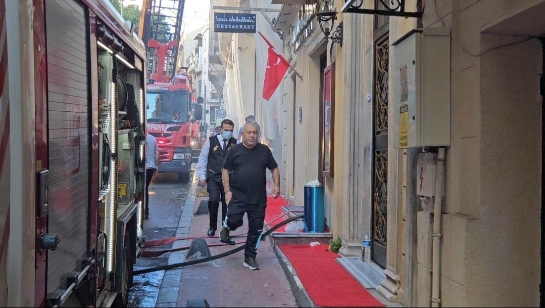 BEYOĞLU'NDA İSTİKLAL CADDESİ'NDE BULUNAN RESTORANDA ÇIKAN YANGIN, İTFAİYE EKİPLERİNİN...