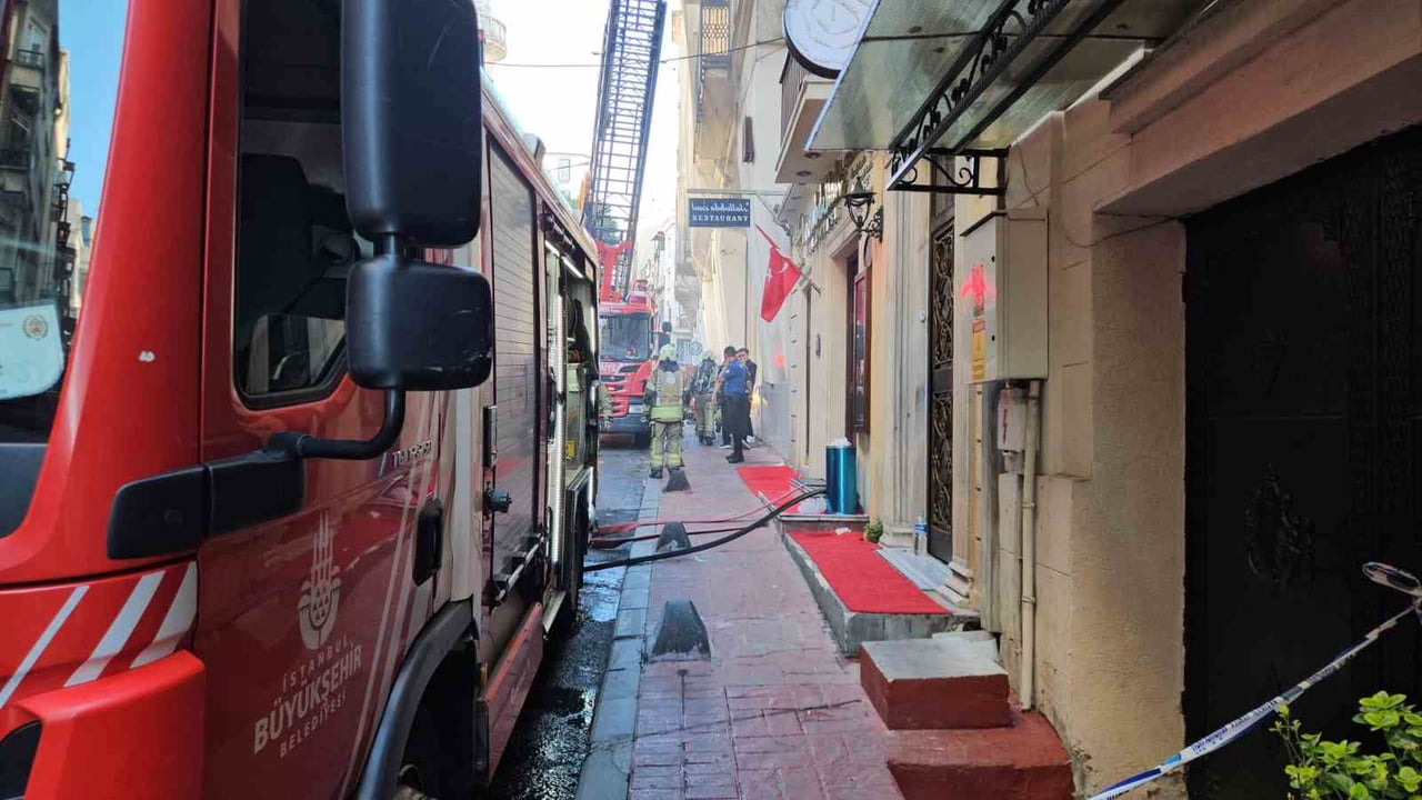 BEYOĞLU İSTİKLAL CADDESİNDE, BİR RESTORANDA HENÜZ BİLİNMEYEN BİR NEDENLE YANGIN ÇIKTI. PANİĞE...