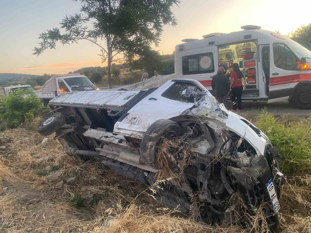 BİGADİÇ İLÇESİNDE KONTROLDEN ÇIKARAK ŞARAMPOLE UÇAN KAMYONETTE SÜRÜCÜ YARALANDI.