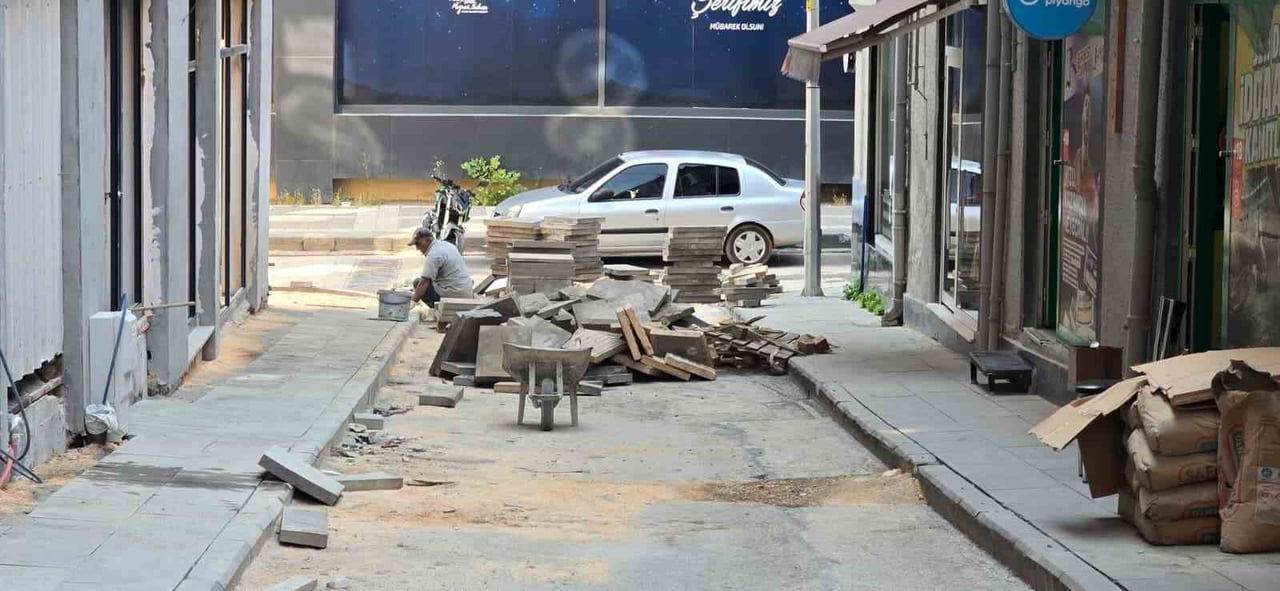 BİLECİK'TE 1 HAFTADIR BİTMEYEN KALDIRIM YAPIMI ESNAFI ÇİLEDEN ÇIKARDI