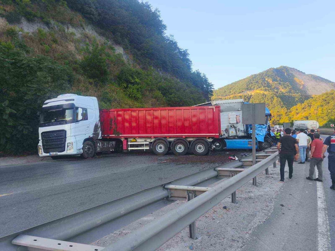 BİLECİK'TE 2 TIRIN ÇARPIŞMASI SONUCU MEYDANA GELEN TRAFİK KAZASINDA 1 KİŞİ YARALANDI