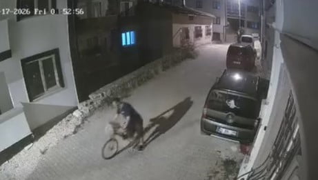 BİLECİK'TE AYAKKABI VE BİSİKLET HIRSIZI KAMERALARA YANSIDI.