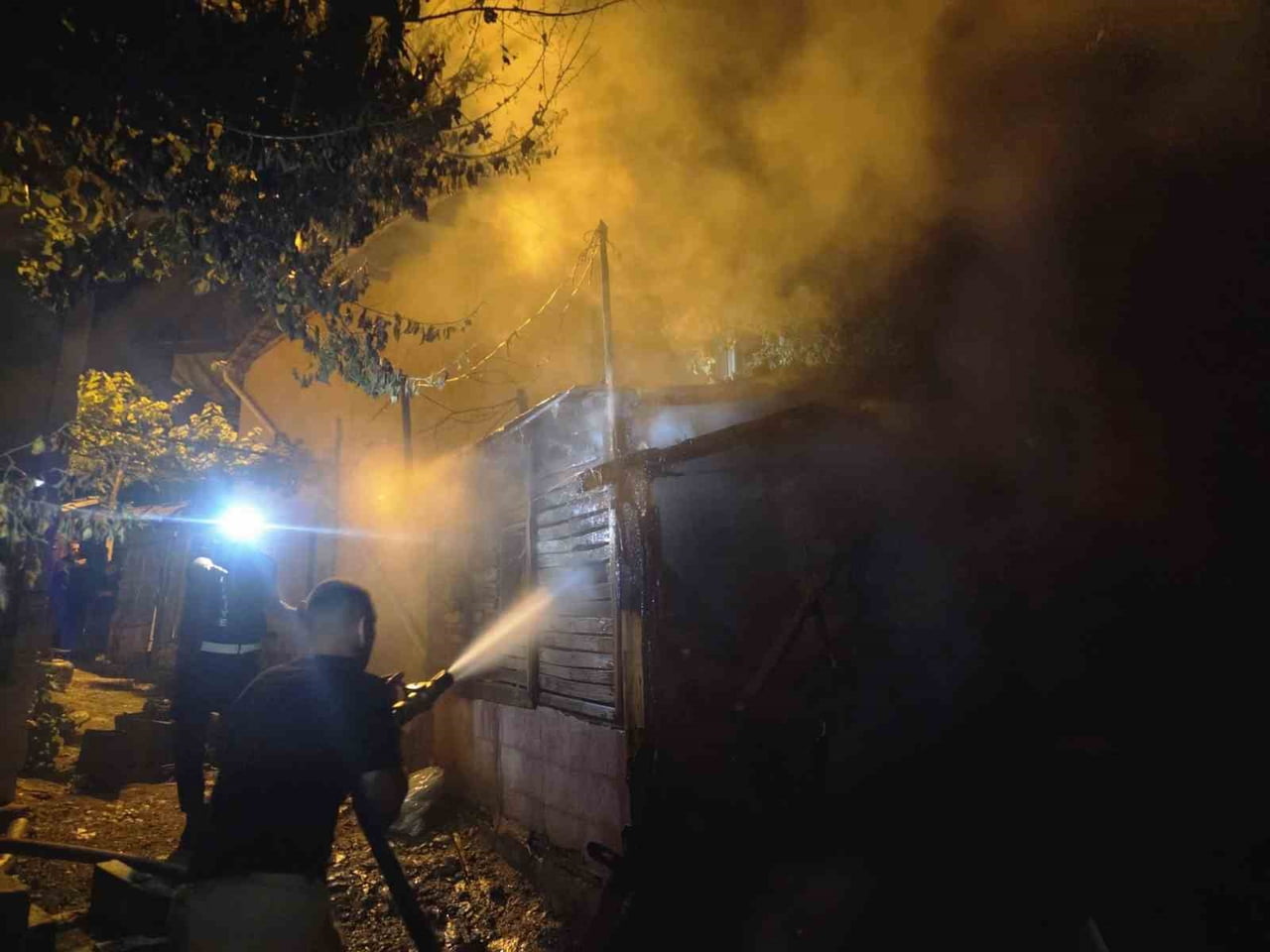 BİLECİK'TE BİR DEPODA ÇIKAN YANGIN KORKUTTU