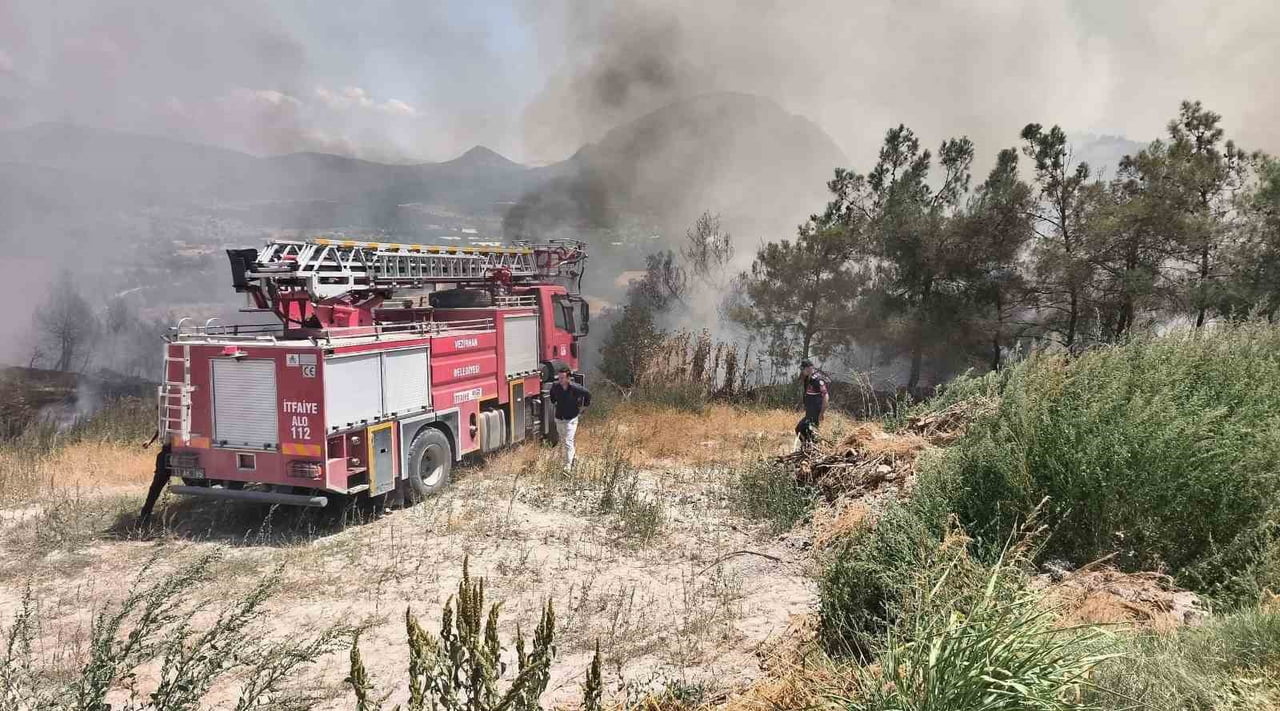 BİLECİK'TE ELEKTRİK DİREĞİNDEN ÇIKAN YANGIN KORKU DOLU ANLAR YAŞATTI.