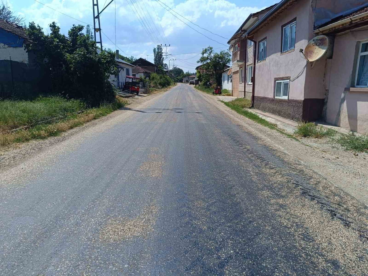 BİLECİK'TE ETKİSİNİ ARTIRAN SICAK HAVA NEDENİYLE KARA YOLUNDA ASFALT ERİRKEN EKİPLER HAREKETE...