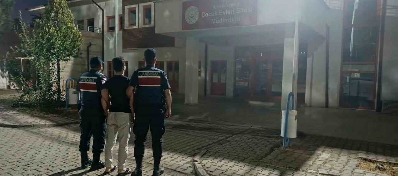 BİLECİK'TE İKAMET İZNİ, GEÇİCİ KORUMA KİMLİK BELGESİ BULUNMADIĞI HALDE SEYAHAT EDEN 4 KİŞİ...