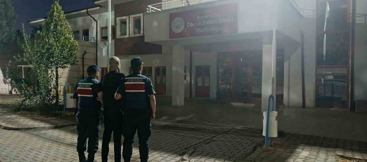 BİLECİK'TE İKAMET İZNİ, GEÇİCİ KORUMA KİMLİK BELGESİ BULUNMADIĞI HALDE SEYAHAT EDEN 4 KİŞİ...