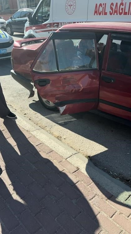 BİLECİK'TE İKİ OTOMOBİL ÇARPIŞTI: 3 YARALI