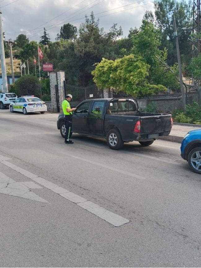 BİLECİK'TE İL EMNİYET MÜDÜRLÜĞÜ EKİPLERİNCE GERÇEKLEŞTİRİLEN DENETİMLERDE ARANAN 1 ŞAHIS...
