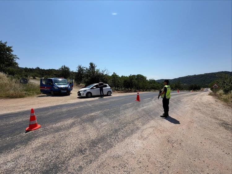 BİLECİK'TE JANDARMA EKİPLERİ, BUĞDAY HASADI YAPAN ÇİFTÇİLERE UYARIDA BULUNDU.