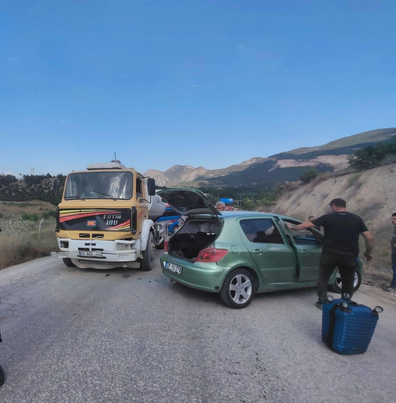 BİLECİK'TE KONTROLDEN ÇIKAN OTOMOBİL KARŞI YÖNDEN GELEN SU TANKERİNE ÇARPTI