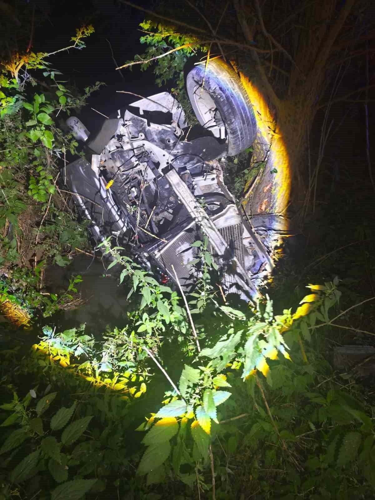 BİLECİK'TE KONTROLDEN ÇIKAN OTOMOBİL ŞARAMPOLE UÇTU