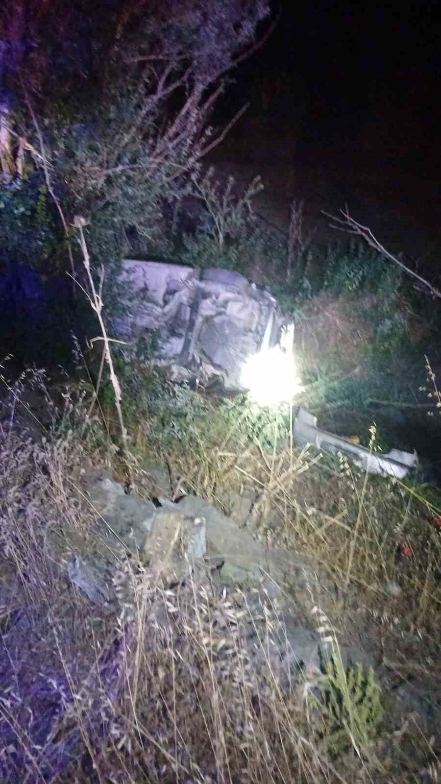 BİLECİK'TE KONTROLDEN ÇIKAN OTOMOBİL ŞARAMPOLE UÇTU