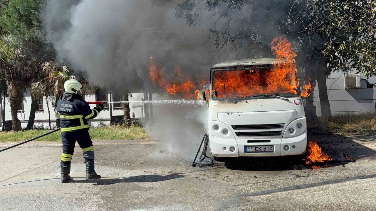 BİLECİK'TE PARK HALİNDE ALEV ALAN MİNİBÜS HURDA YIĞININA DÖNERKEN BİTİŞİKTEKİ 2 ARAÇTA DA HASAR...