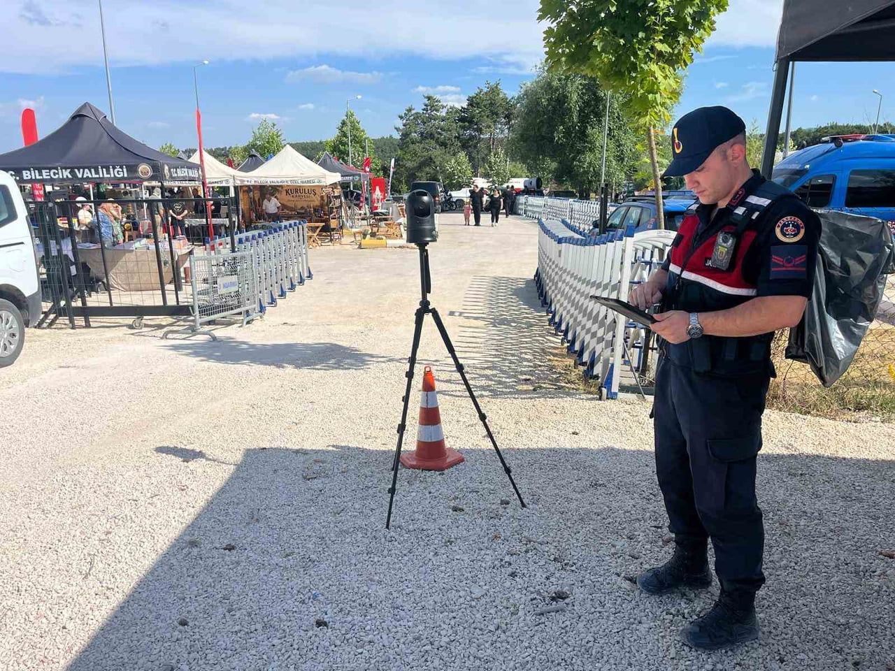 BİLECİK'TE PELİTÖZÜ GÖLETİ'NDE DÜZENLENEN GÖLPARK FESTİVALİ'NDE YÜZ TANIMA SİSTEMİYLE ARANAN BİR...