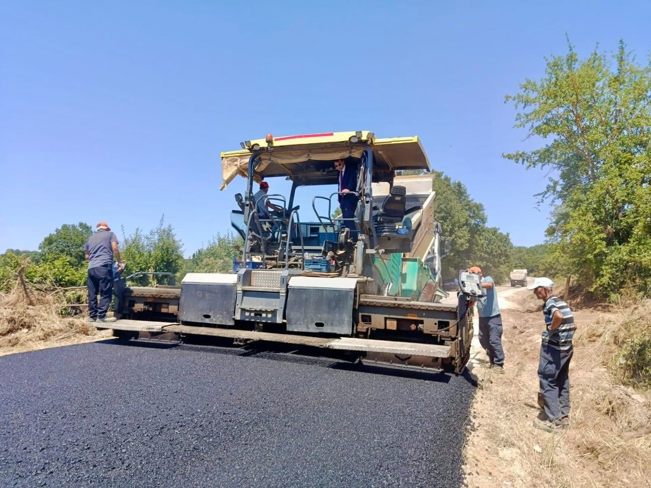 BİLECİK'TE SARIDAYI-ARAPDEDE KÖY YOLUNDA SICAK ASFALT MESAİSİ BAŞLADI