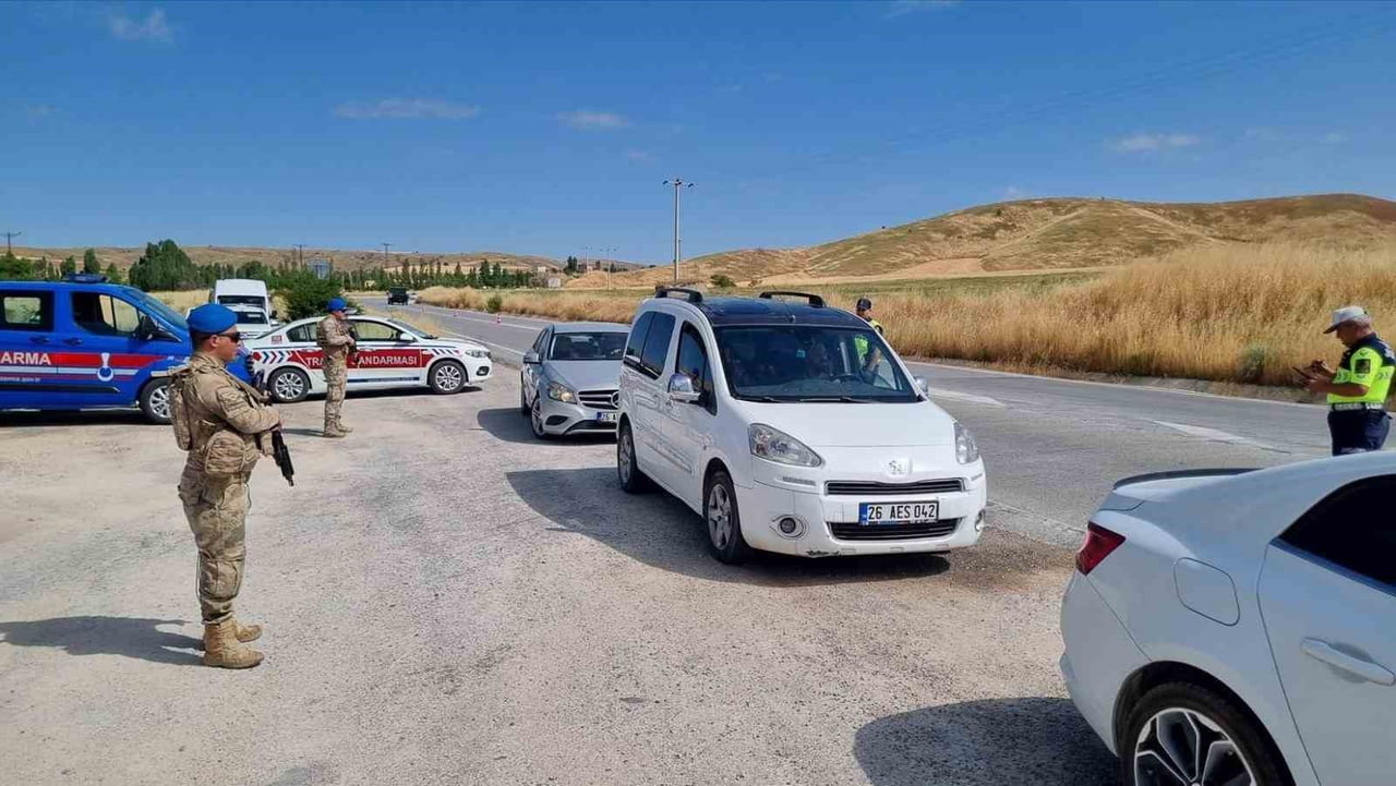 BİLECİK'TE SIKI DENETİM, 3 BİN 305 ŞAHIS SORGULANDI, 648 ARAÇ KONTROL EDİLDİ