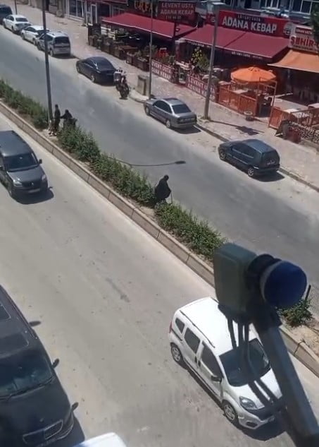 BİLECİK'TE TEPEBAŞI MEVKİİ'NDEKİ IŞIKLARA KADAR YÜRÜMEK İSTEMEYEN YAŞLI KADIN ELİNDE BASTONUYLA...