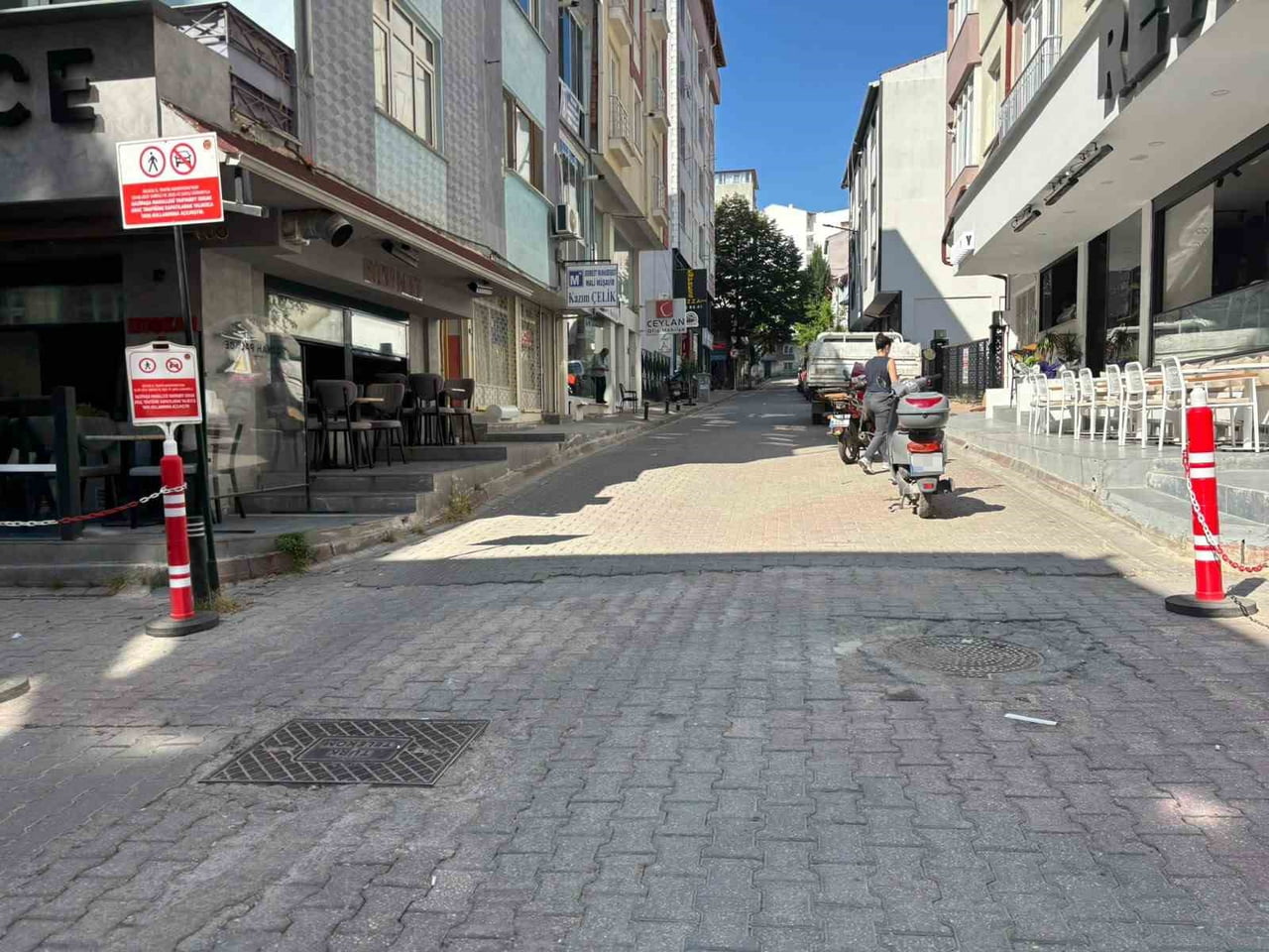 BİLECİK'TE YAYALAR İŞYERLERİ ÖNÜNE KONULAN MASA VE SANDALYELERDEN KALDIRIMDA YÜRÜYEMEZ HALE...