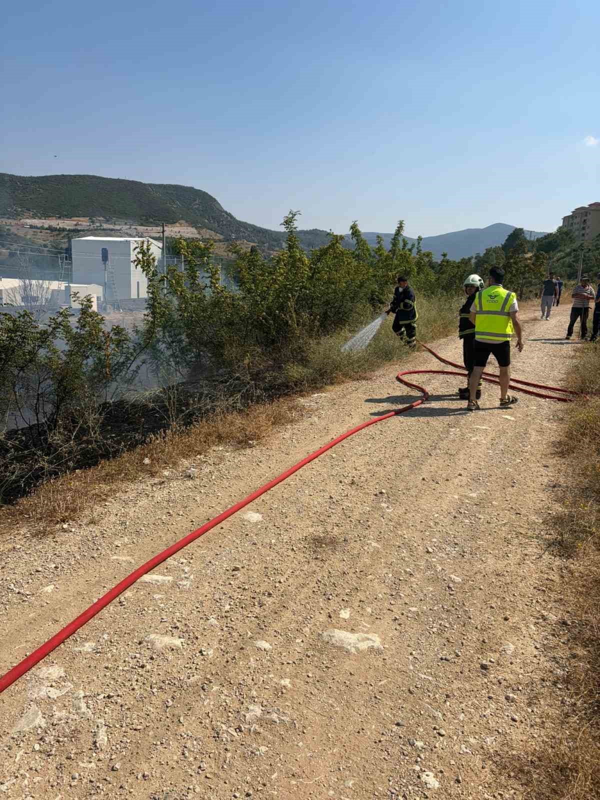 BİLECİK'TE YHT HATTINDAKİ OTLUK YANGINI ANINDA SÖNDÜRÜLDÜ