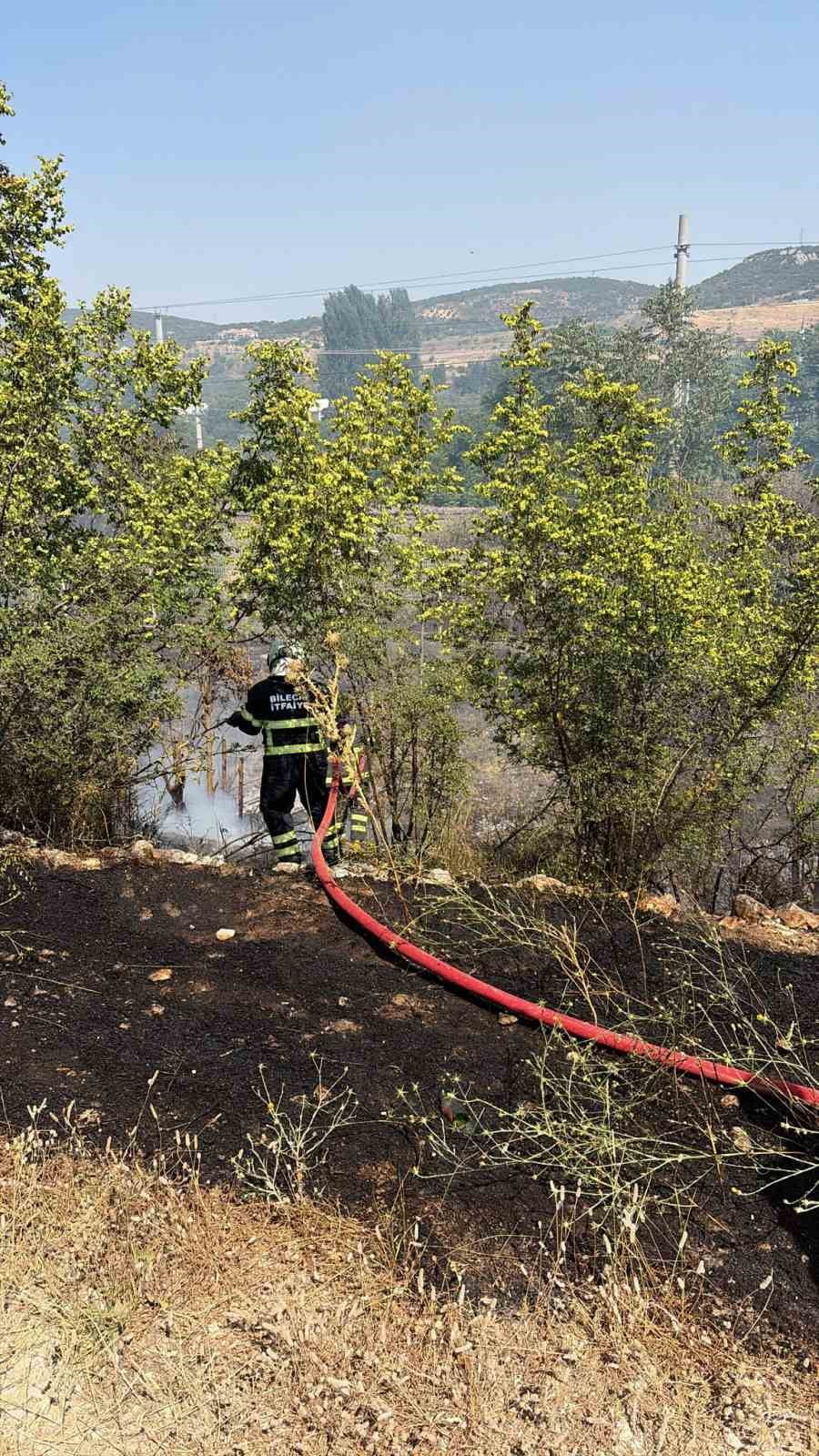BİLECİK'TE YHT HATTINDAKİ OTLUK YANGINI ANINDA SÖNDÜRÜLDÜ