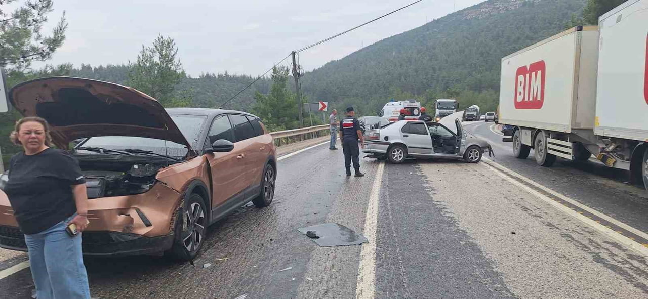 BİLECİK'TE ZİNCİRLEME KAZA: 2 YARALI