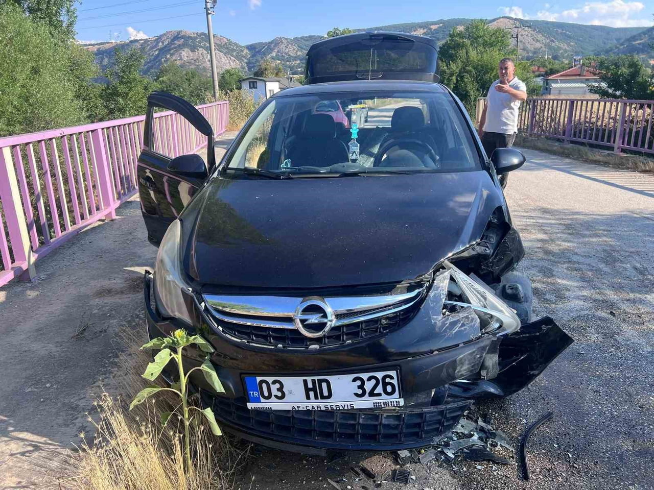 BİLECİK’TE İKİ OTOMOBİL KAFA KAFAYA ÇARPIŞTI: 1 YARALI