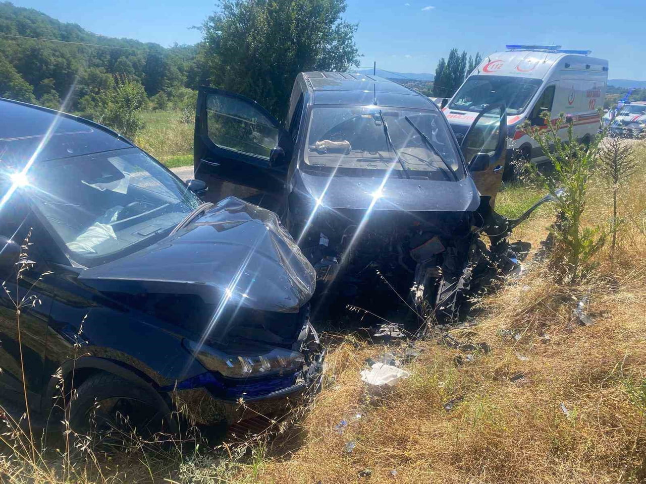 BİLECİK’TE İKİ OTOMOBİL KAFA KAFAYA ÇARPIŞTI: 2 YARALI