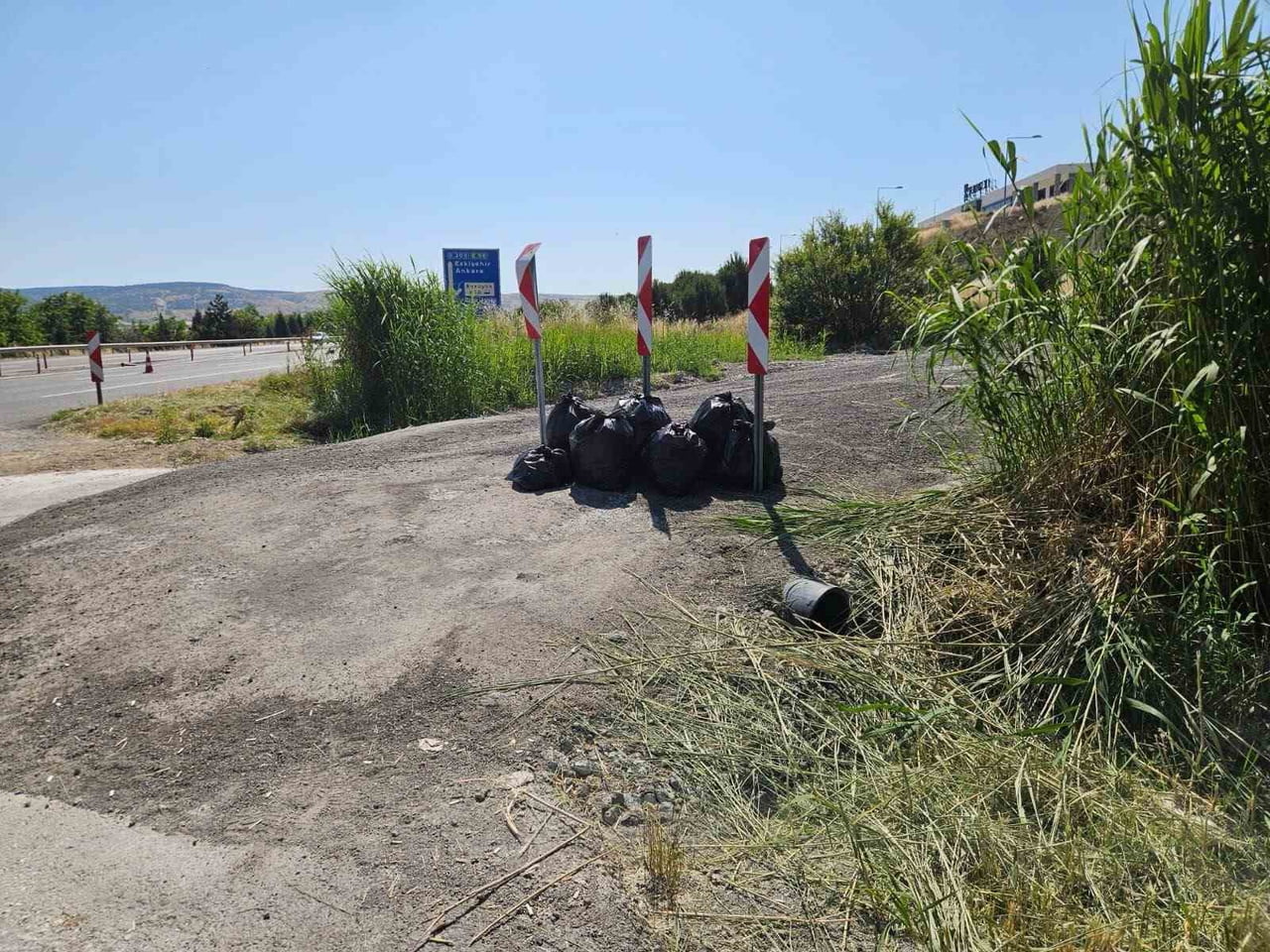 BİLECİK’TE JANDARMA POŞET POŞET ÇÖP TOPLADI