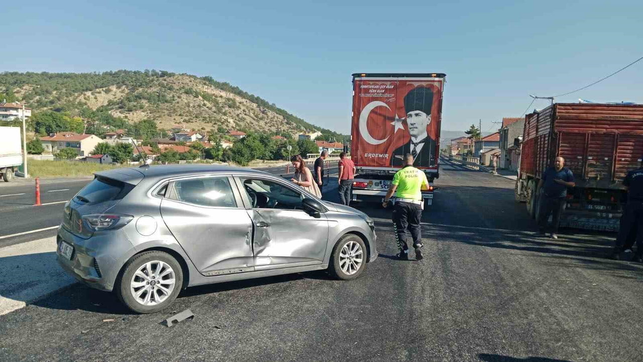 BİLECİK’TE KAMYONET İLE OTOMOBİL ÇARPIŞTI: 1 YARALI