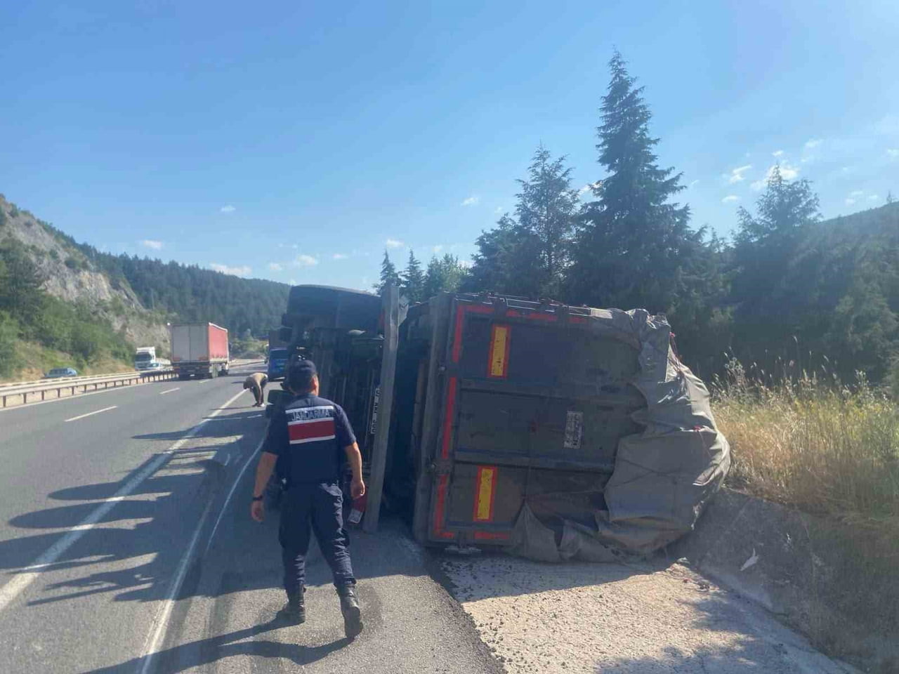 BİLECİK’TE KONTROLDEN ÇIKAN TIR YAN YATTI