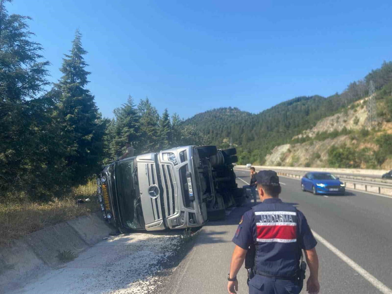BİLECİK’TE KONTROLDEN ÇIKAN TIR YAN YATTI