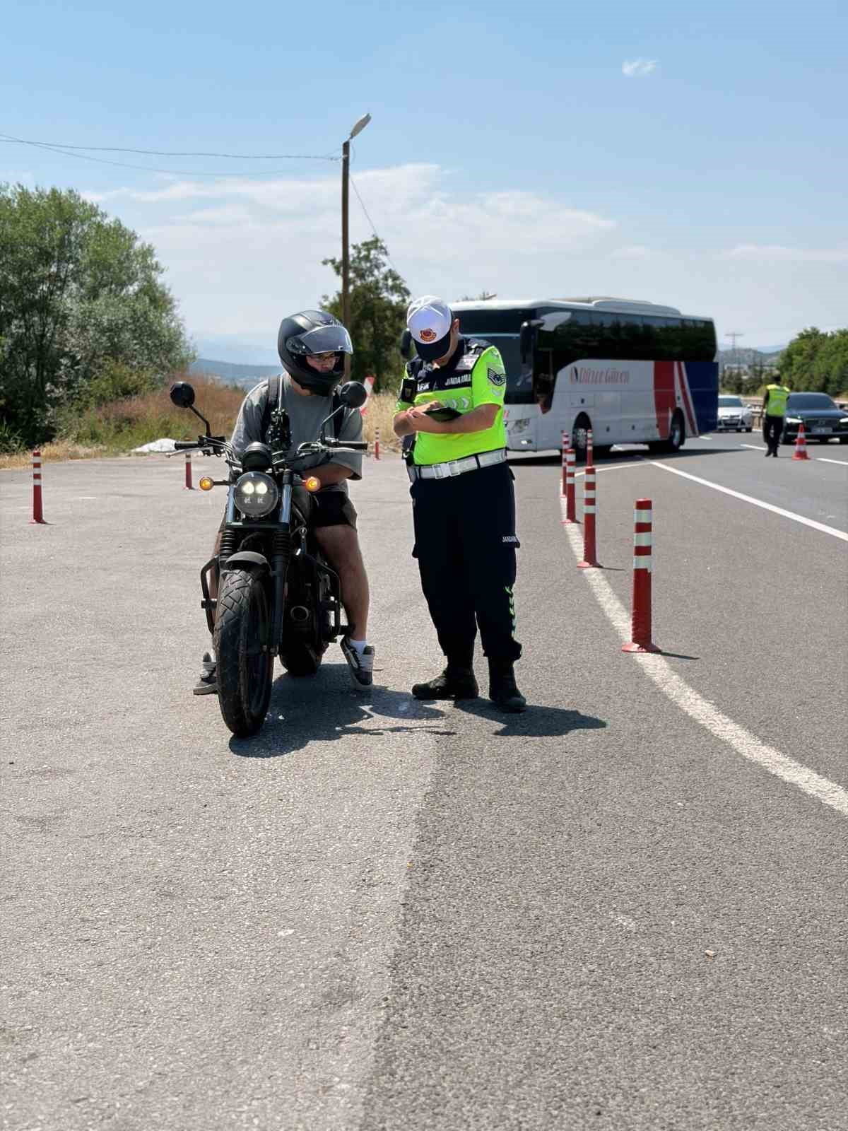BİLECİK’TE MOTOSİKLET SÜRÜCÜLERİNE GÜVENLİ SÜRÜŞ EĞİTİMİ