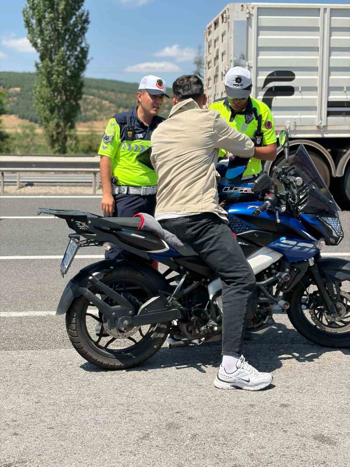 BİLECİK’TE MOTOSİKLET SÜRÜCÜLERİNE GÜVENLİ SÜRÜŞ EĞİTİMİ