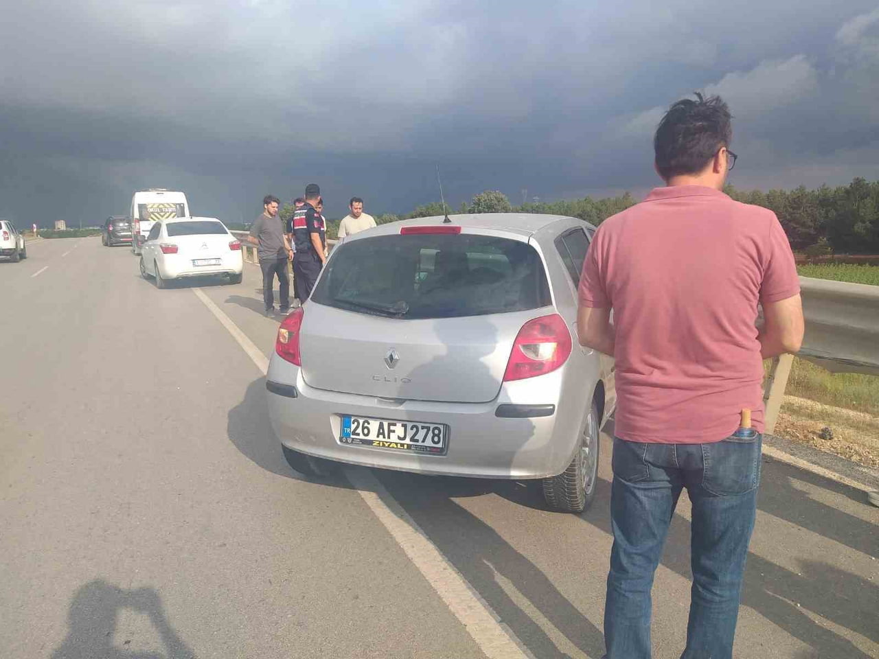 BİLECİK’TE OTOMOBİL BARİYERE ÇARPTI: 1 YARALI