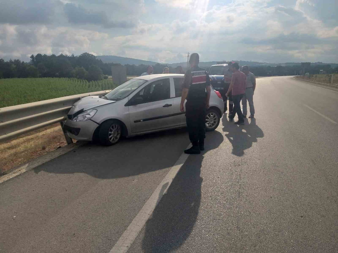 BİLECİK’TE OTOMOBİL BARİYERE ÇARPTI: 1 YARALI