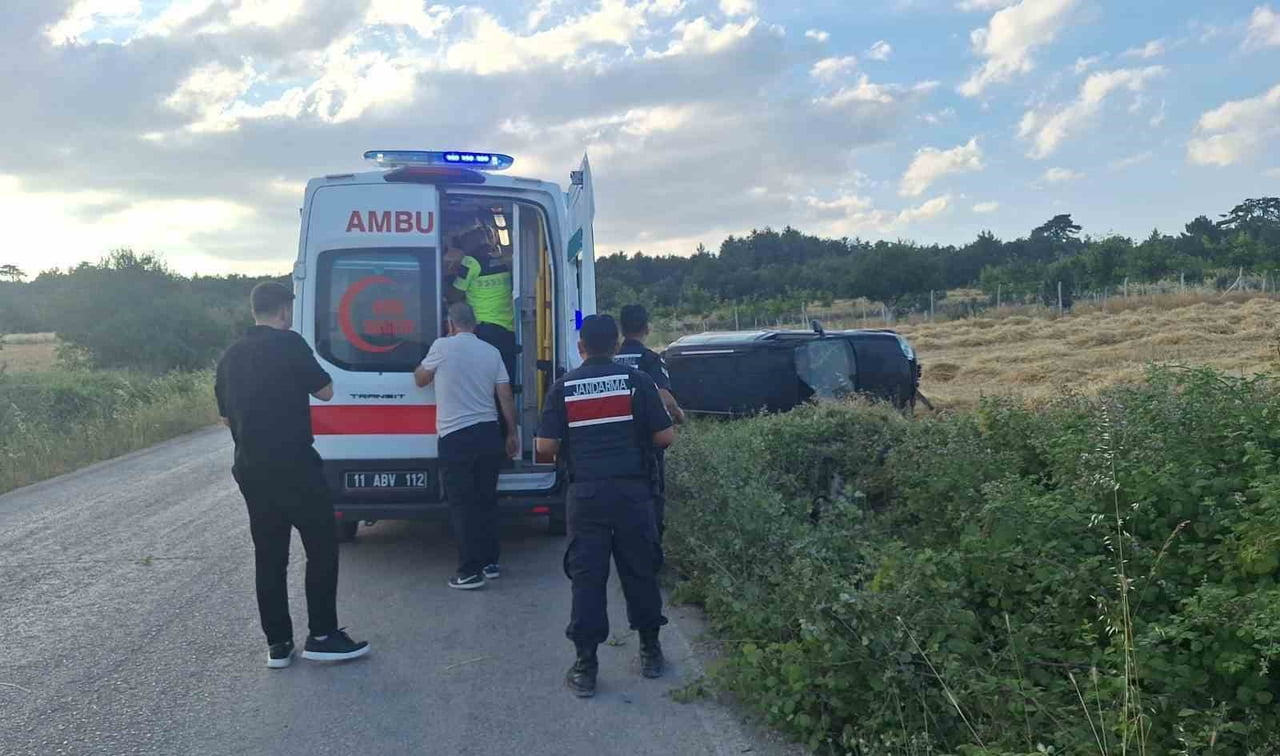 BİLECİK’TE SÜRÜCÜSÜNÜN DİREKSİYON HAKİMİYETİNİ KAYBETTİĞİ KAMYONETİN TARLAYA DEVRİLMESİ SONUCU...
