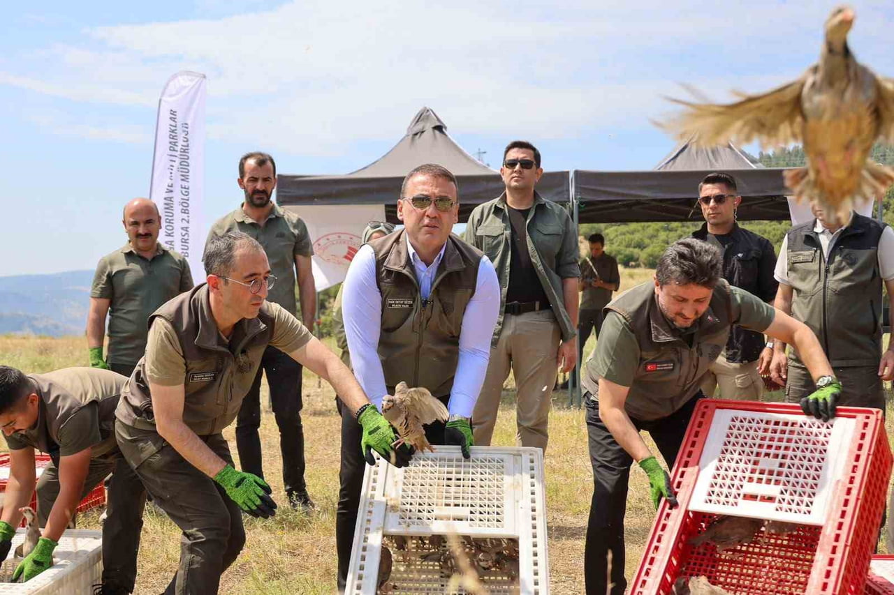 BİLECİK VALİSİ FAİK OKTAY SÖZER DOĞAYA KEKLİK SALDI