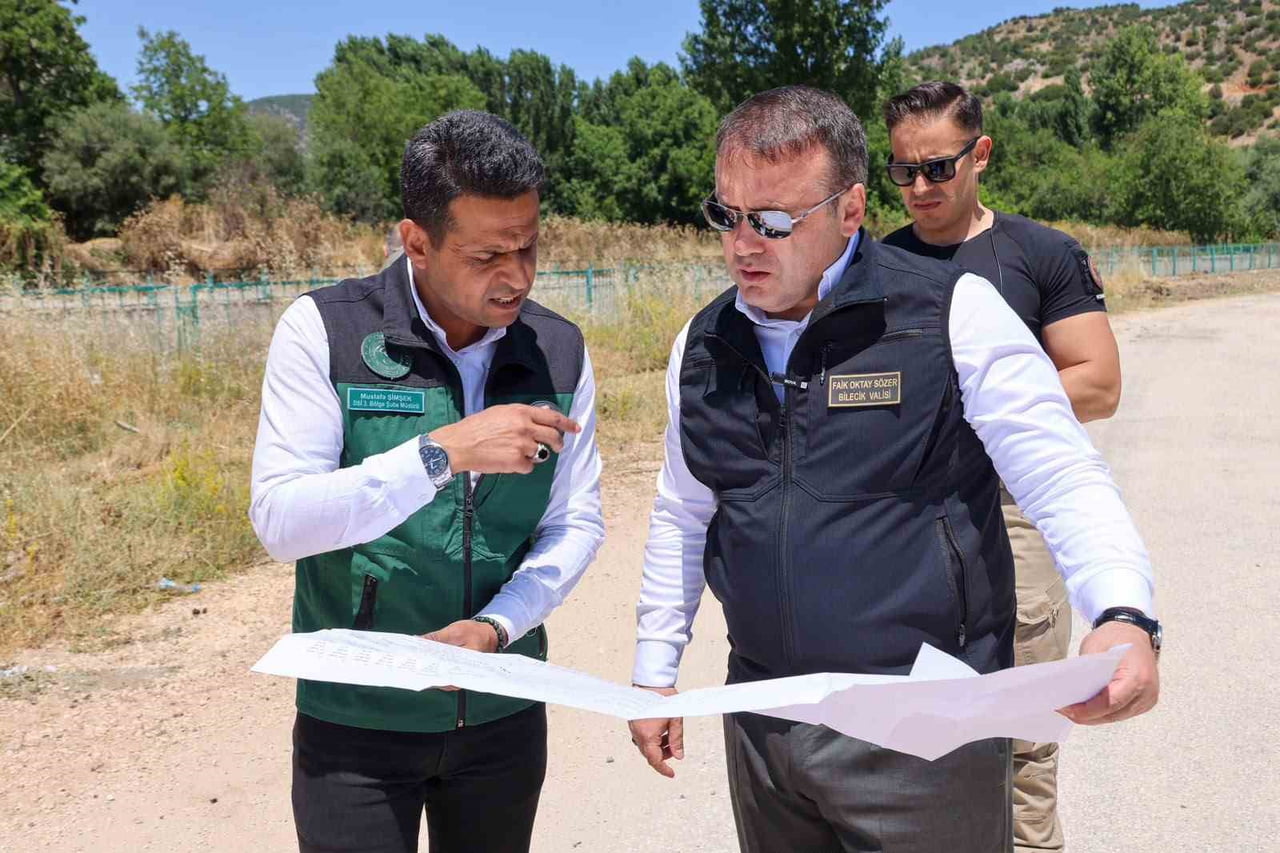 BİLECİK VALİSİ FAİK OKTAY SÖZER, TAŞKIN RİSKİNİ EN AZA İNDİRMEK AMACIYLA KARASU ÇAYI TAŞKIN...