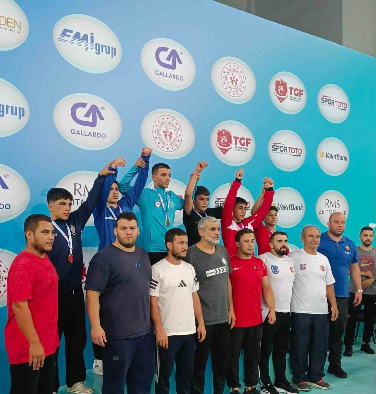 BİLECİKLİ MİNİK GÜREŞÇİLERDEN ÇİFTE BAŞARI