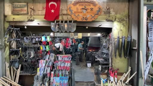 Bin 200 derecelik ateşte demiri sanata dönüştürüyorlar