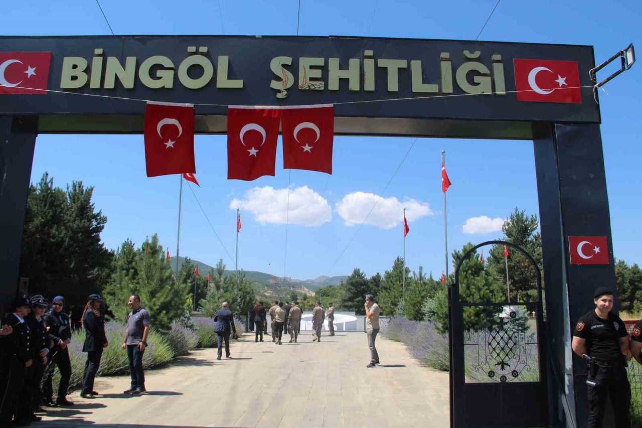 BİNGÖL'DE 15 TEMMUZ ŞEHİTLERİ DUALARLA ANILDI