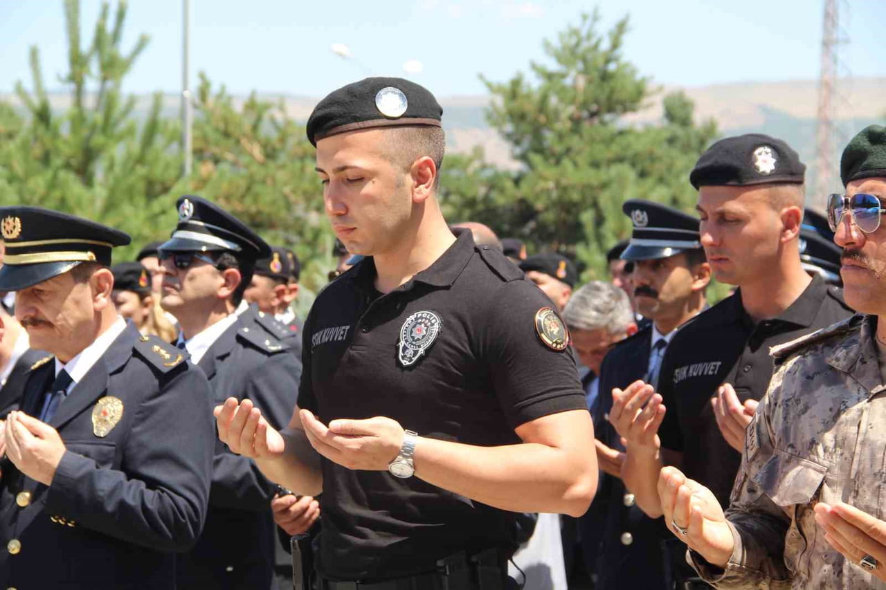 BİNGÖL'DE 15 TEMMUZ ŞEHİTLERİ DUALARLA ANILDI